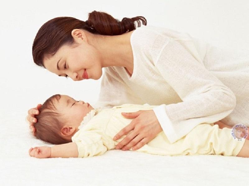 Vỗ về bé giúp bé ngủ ngon hơn