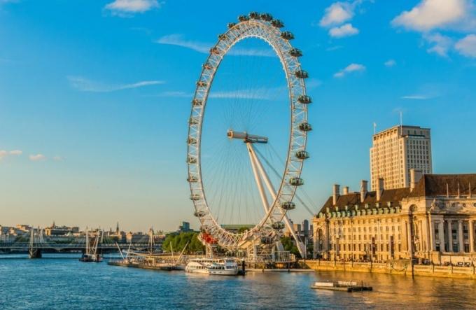 Có thể ngắm nhìn 55 địa danh hấp dẫn nhất Luân Đôn chỉ trong 30 phút trên London Eye.