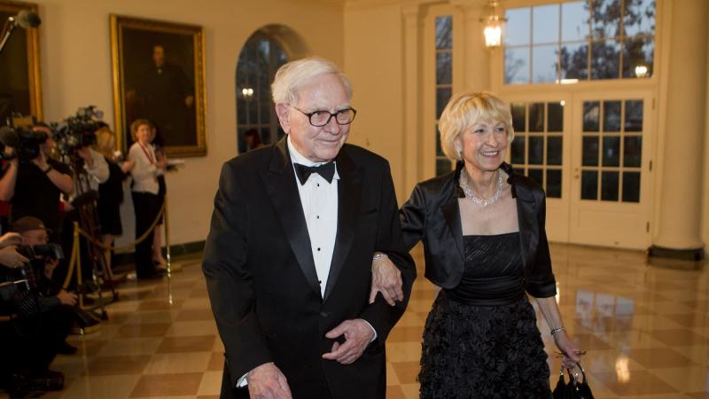 Warren Buffett và Astrid Menks