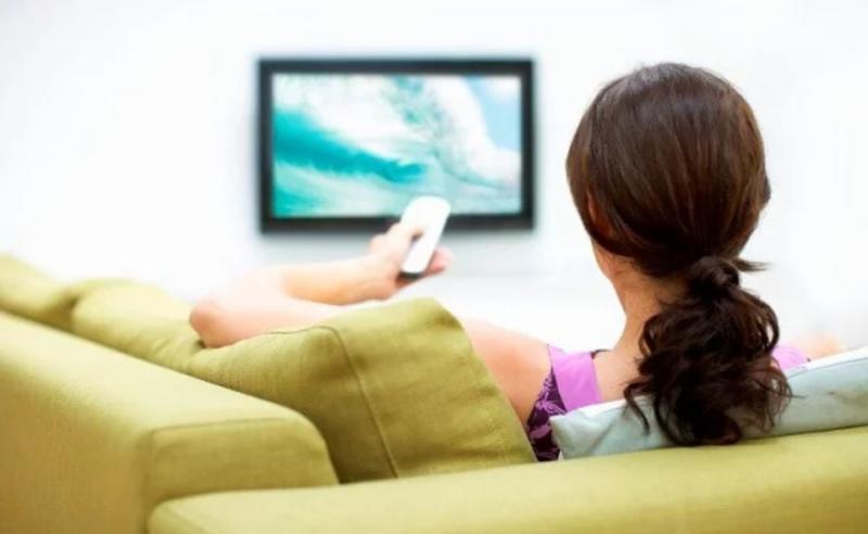 Xem TV trong phòng ngủ không thể giúp bạn thư giãn và dễ ngủ đâu
