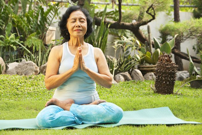 Yoga giúp duy trì sự thăng bằng tốt ở người lớn tuổi