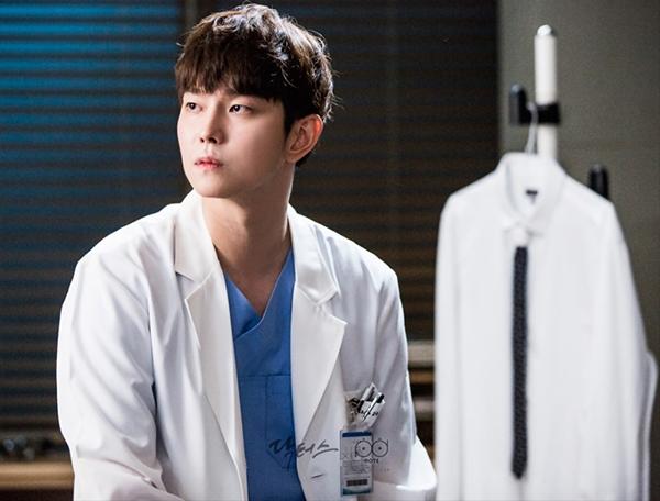 Kyun Sang điển trai trong tạo hình bác sĩ